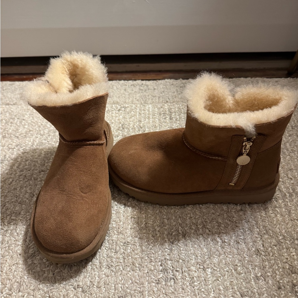 Chestnut Mini UGH boots with gold zippers. Worn only once or twice.